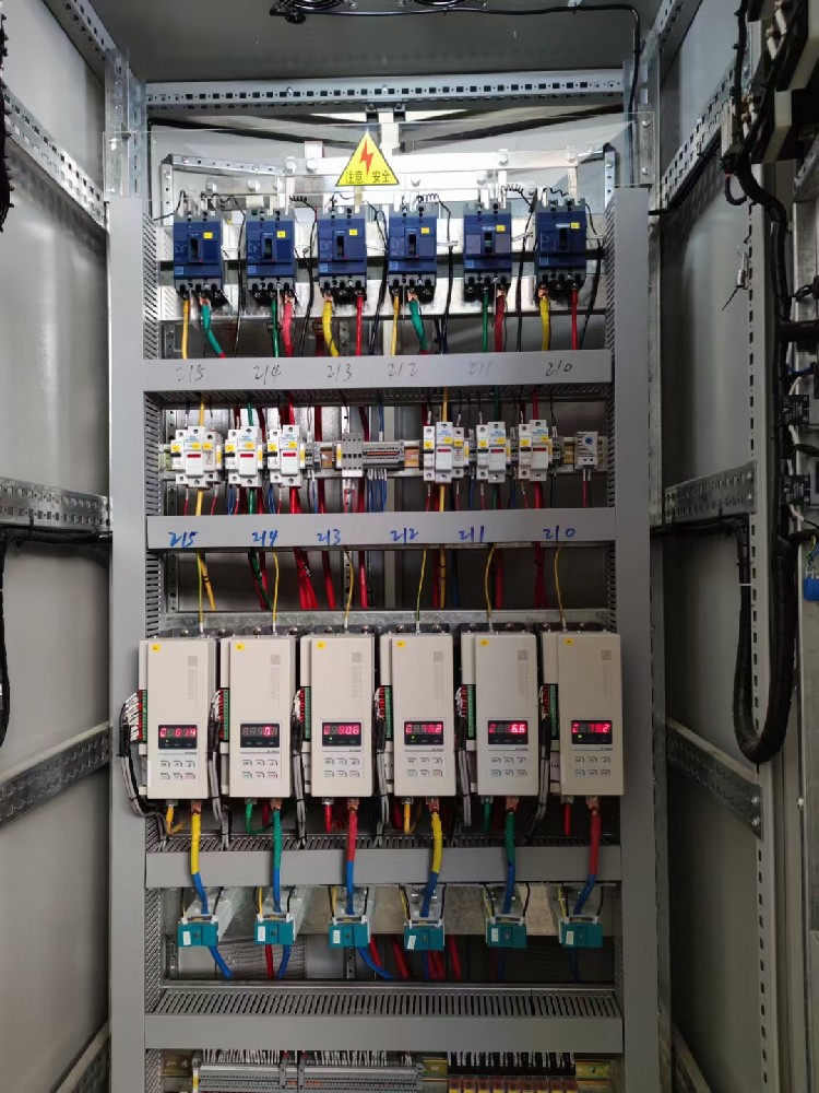 在电力调解器设计中，，，如那里置电源颤抖和电网脉动的影响？？？？？？