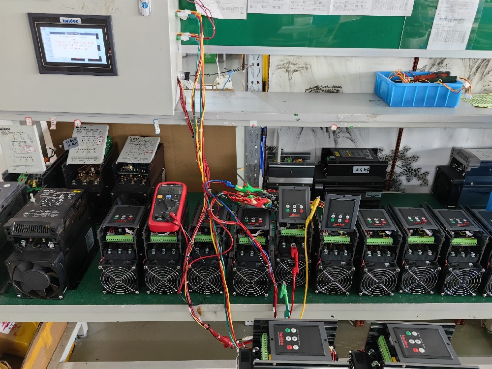 晶闸管在交流电力调解器中是怎样实现电压调理的？？？？？