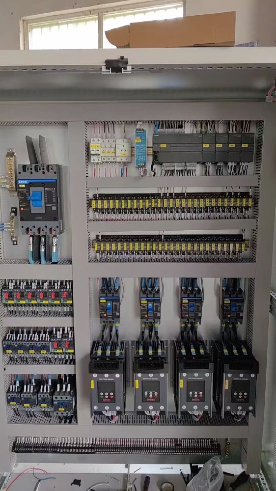 关于高精度的装备（如细密仪器、医疗装备）供电，，，，，，电力调解器能否知足其对电压和频率稳固性的要求？？？