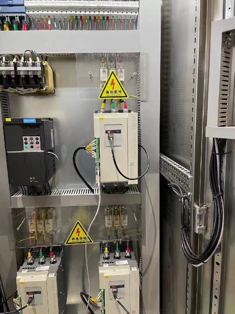 在医疗装备中使用电力调解器，，，，，需要重点关注哪些特殊的清静标准？？？