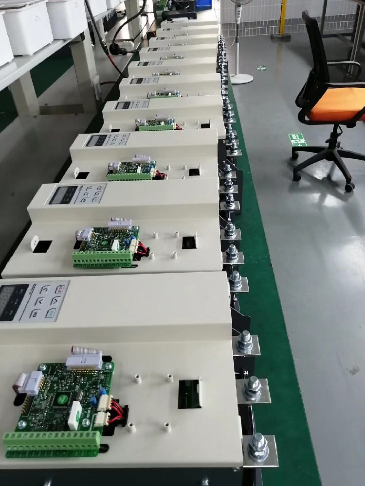 电力调解器与变频器在某些应用场景下功效有重叠，，，，，怎样决议使用哪一个？？？